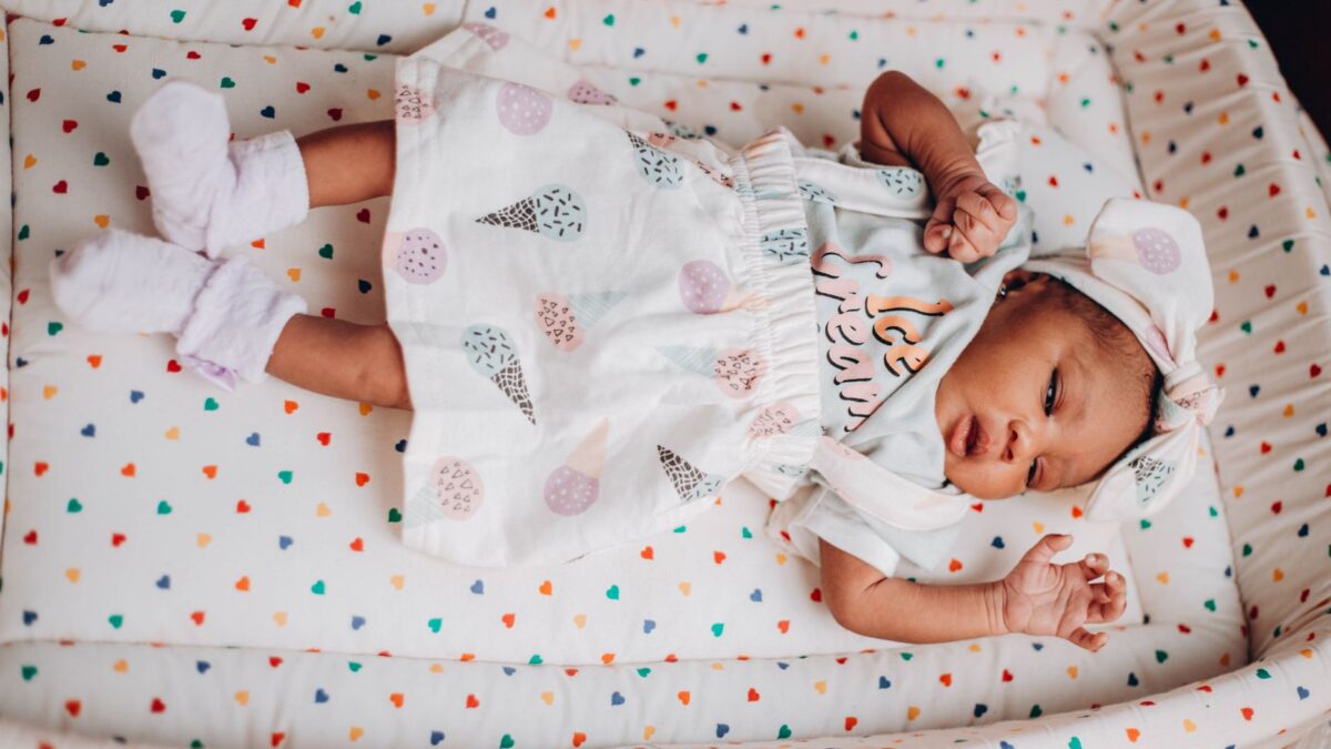 Liebevoll eingerichtetes Babyzimmer mit Beistellbett und Erstausstattung