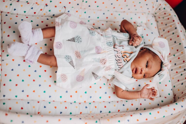 Liebevoll eingerichtetes Babyzimmer mit Beistellbett und Erstausstattung
