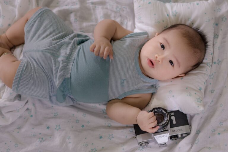 Babyphone mit Kamera steht auf einer Kommode neben dem Babybett
