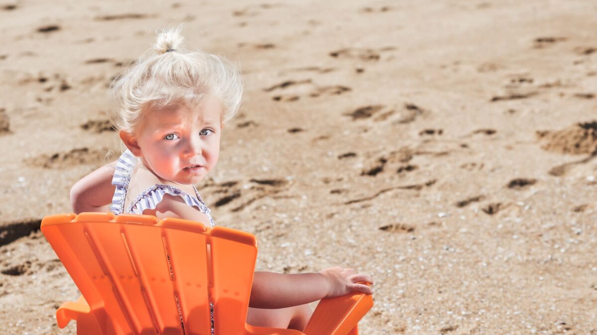 Familie genießt entspannten Urlaub mit Kleinkind am Strand