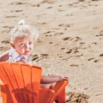 Familie genießt entspannten Urlaub mit Kleinkind am Strand