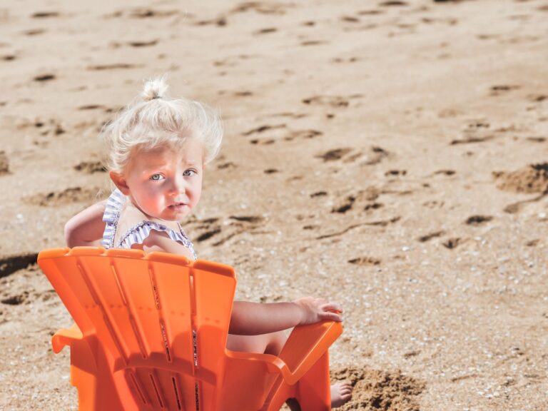 Familie genießt entspannten Urlaub mit Kleinkind am Strand