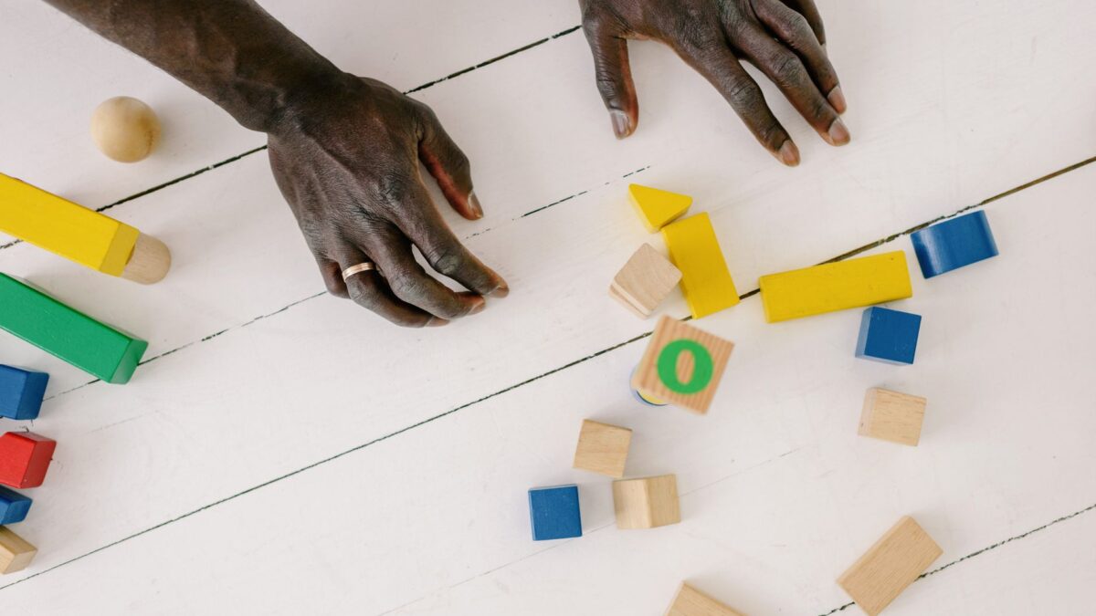 Holzspielzeug vs. Plastik: nachhaltig und sicher spielen